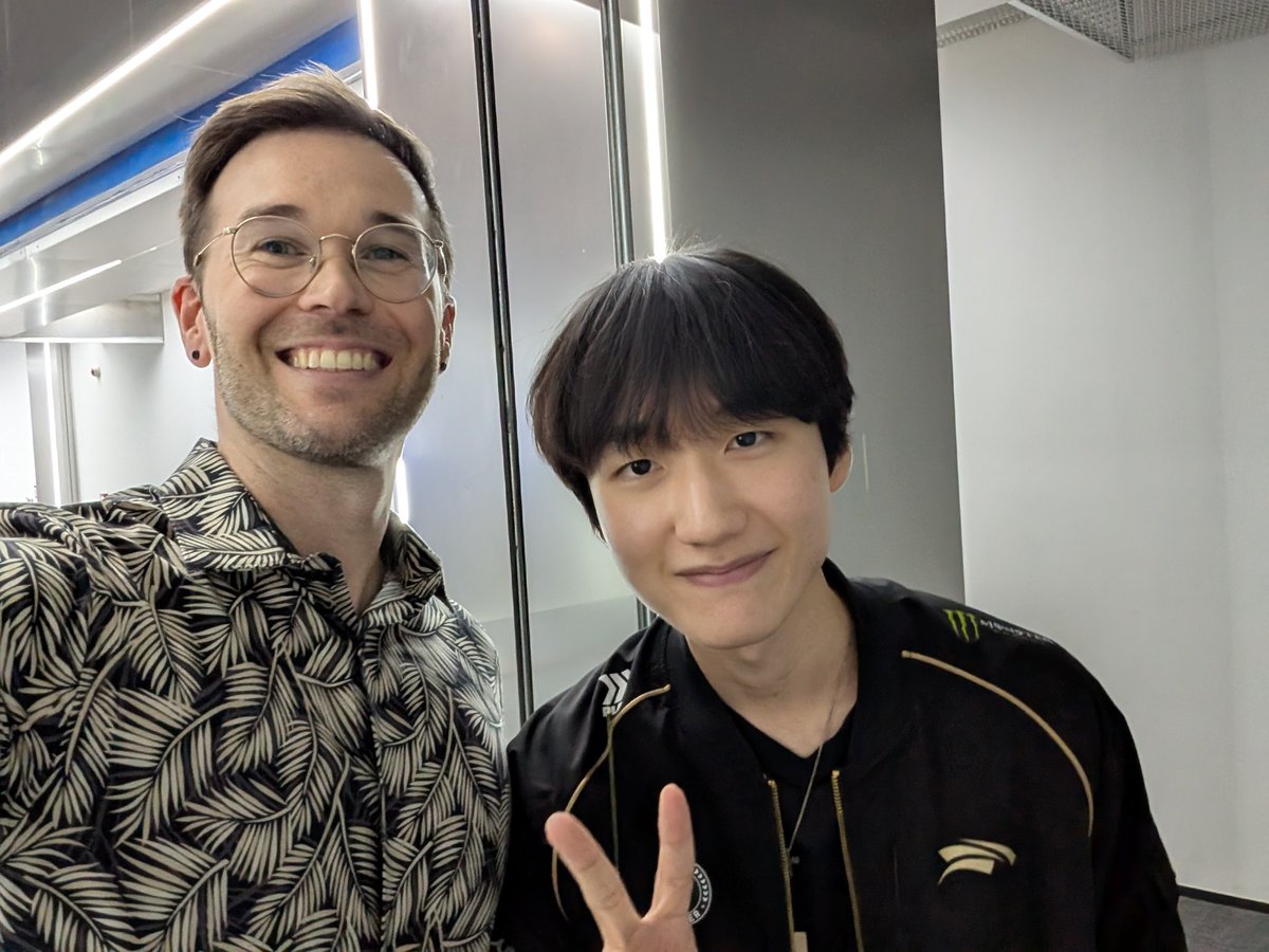He may have just stomped my team but I got a picture with <a href="/lolPeanut98/">Wang Ho Han</a> ♥️

WORTH!