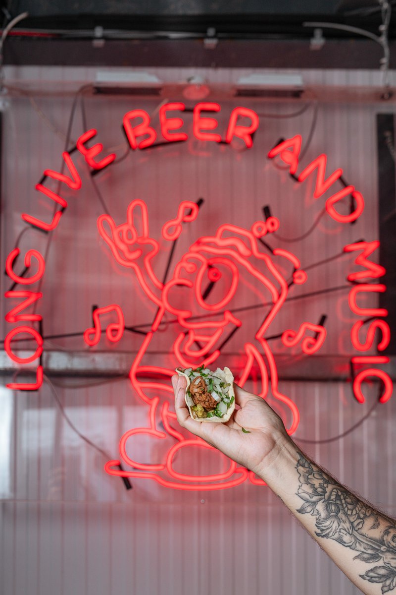 Catching the last rays of sunshine at my latest shoot for Los Gordos as they kick off their new residency at @signaturebrewbh

Tacos, cold beers and that perfect industrial backdrop; a seriously fun one to photograph!

Who’s joining for the next round? 🌮 #tacos #londonfood