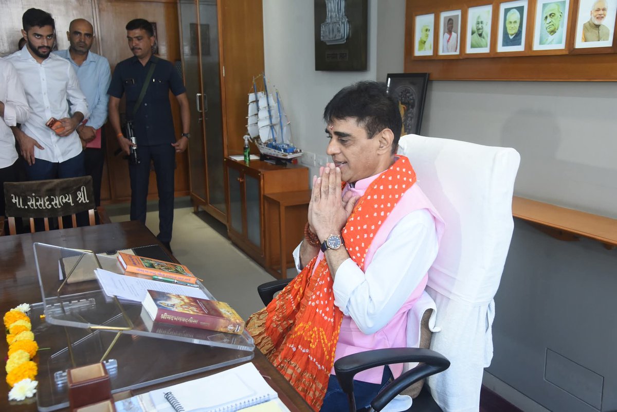 “નવા દાયિત્વ સાથે નવી દિશા, નવી પ્રતિબદ્ધતા!”

આજરોજ રાજ્ય સરકારના આરોગ્ય, પરિવાર કલ્યાણ અને તબીબી શિક્ષણ (સ્વતંત્ર હવાલો) તથા પ્રોટોકોલ (રાજ્યકક્ષા) મંત્રી તરીકે પદભાર સંભાળ્યો.

આ પવિત્ર પ્રસંગે "સર્વજન સુખાય અને સર્વજન હિતાય" એવા શુભ સંકલ્પ સાથે સૌના કલ્યાણ માટે પ્રાર્થના કરી.