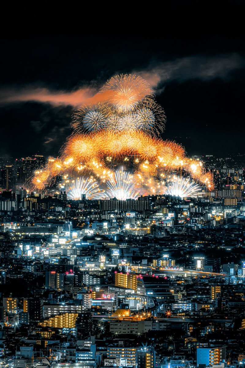 まるで大都会、梅田がミニチュアのよう。
大輪の花火が咲くなにわ淀川花火大会🎆
#淀川花火大会
#なにわ淀川花火大会