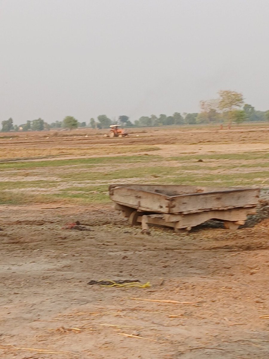 ڈرائیور نے گانا لگایا ہوا ہے۔۔چاند سے پردہ کیجئے کہیں چرا نہ لے چہرے کا نور
😐😐😐