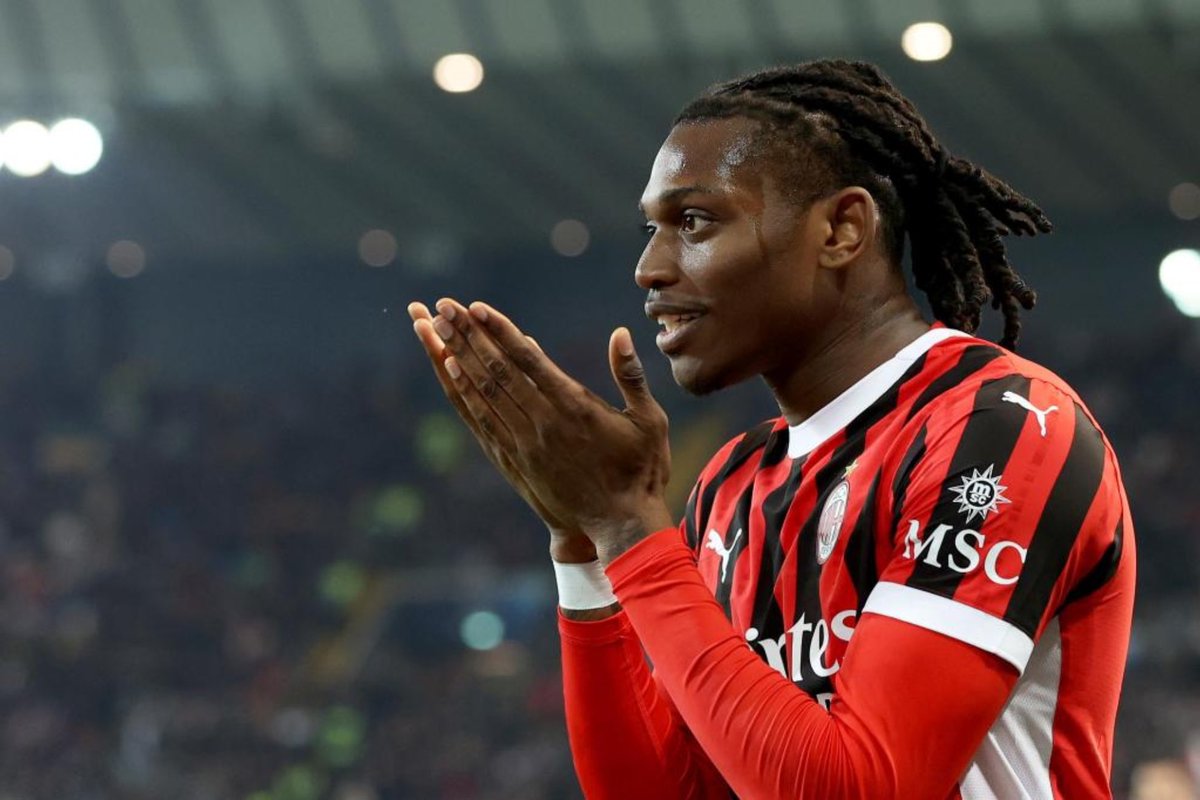 الفرق الكبيرة تحمي نجومها وتعيدهم تدريجياً أما هنا فكل من يجلس خلف شاشة يريد أن يصدر حكماً بالإعدام على لاعب أعطى النادي أجمل سنواته ويطلب منه أن يكون خارقاً حتى وهو يعود من إصابة والمؤسف أكثر أن أغلب من ينتقد لياو اليوم لم يشاهدوا حتى كيف كان ميلان قبله وكيف صار بفضله، لم يعرفوا