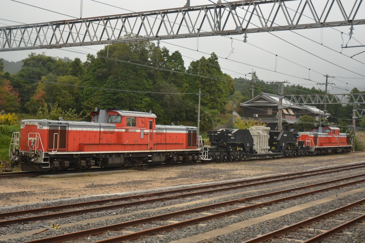 SokuseiNissy's tweet photo. １０／１８（土）　DD51-1183+シキ850+DD51-1191　

関西本線 : 柘植駅にて。現場の方々のご苦労はいかばかりかと気になりますが、突然の事態で発生したこの柘植留置。入場券１５０円で撮影会のような体験ができました。・・駅ではけっこう遠方府県の方々の車も見かけました https://t.co/FSvZNNjs2X