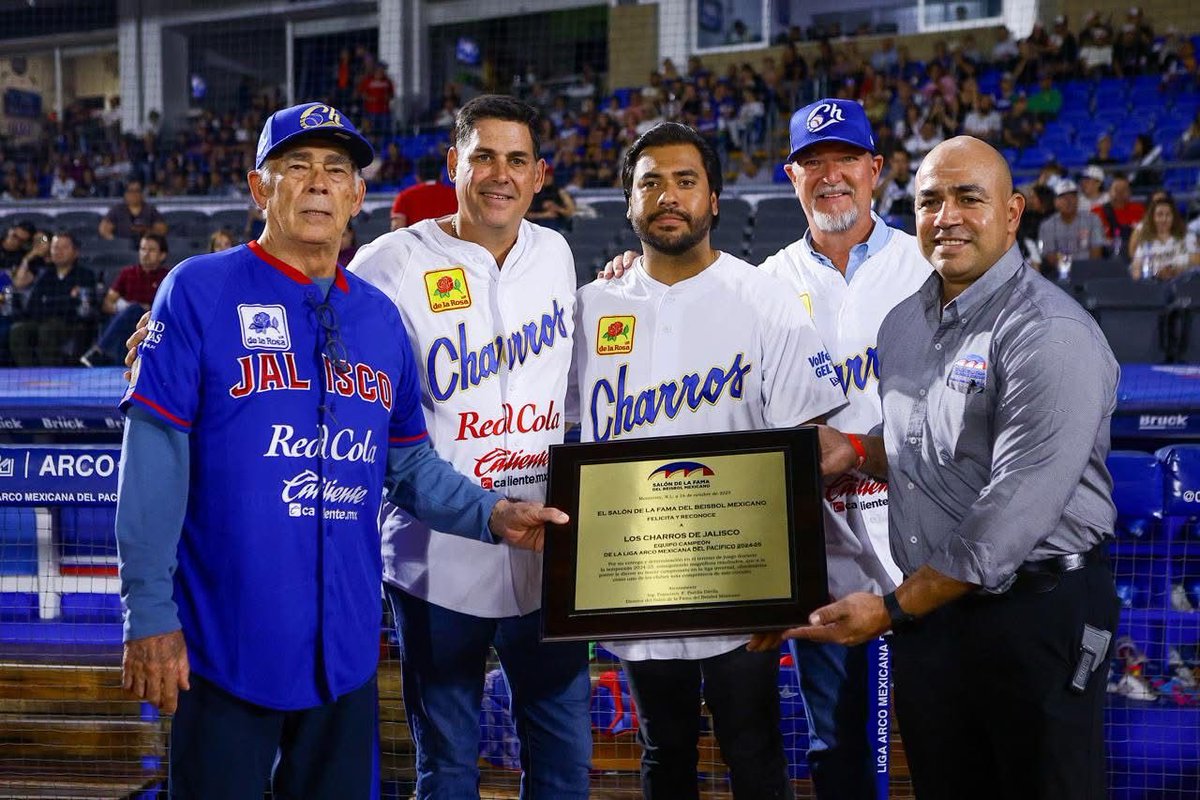 cuartobatmx's tweet photo. Edgar Quintero, Directivo del Salón de la Fama del B M, hizo entrega del reconocimiento a los Charros de Jalisco Beisbol, campeón de la Liga Arco Mexicana del Pacífico 2024-25. 
José Luis Glez Iñigo 
Iñigo Glez Covarrubias 
Héctor Carrillo
Luis Alberto Glez Glez
Edgar Quintero https://t.co/y8LafROpeQ