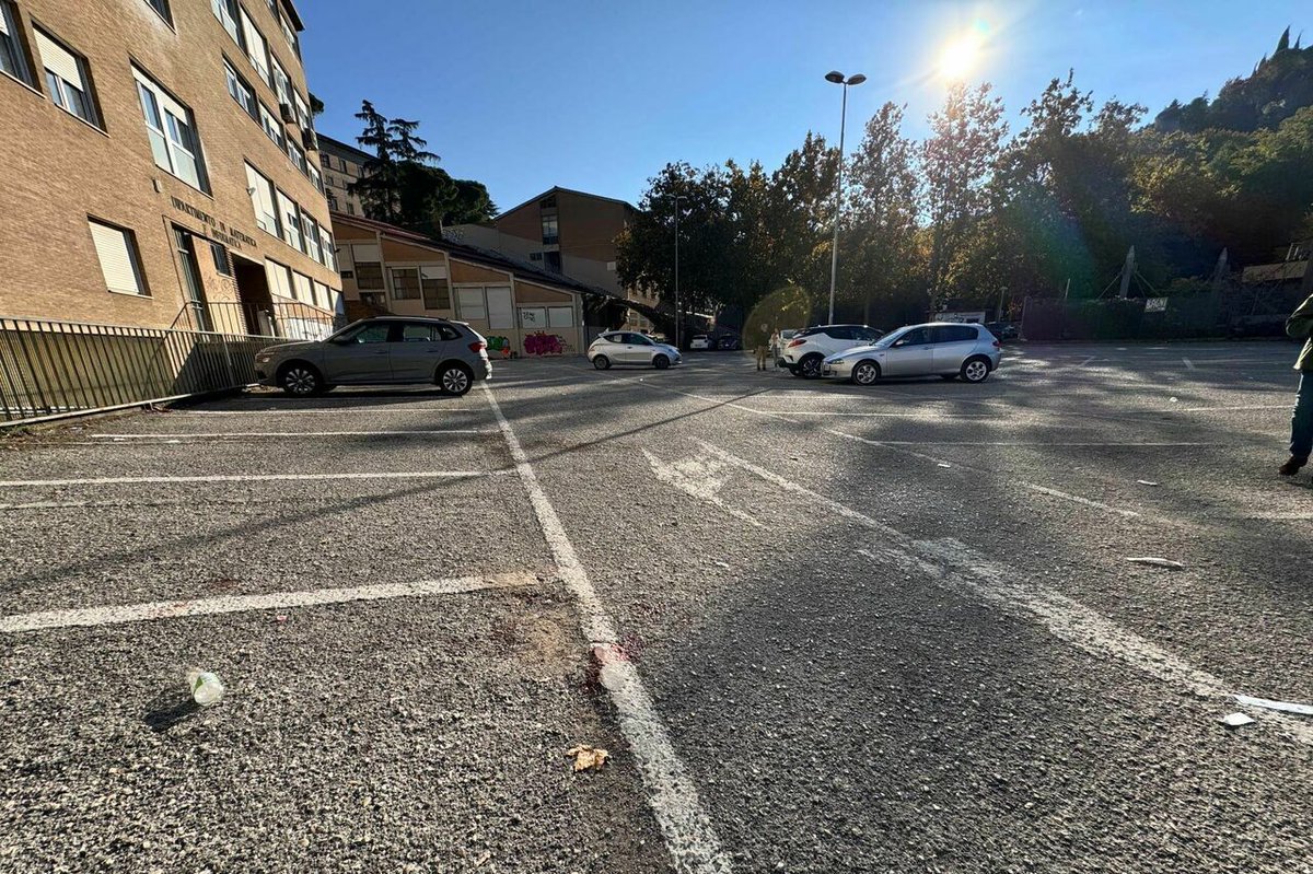 PERUGIA: Ragazzo di 23 anni di origini albanesi ucciso con una coltellata nel parcheggio del dipartimento di Matematica dell'Università in via Pascoli: Si stanno visionando le immagini delle telecamere di sicurezza, l'ipotesi seguita è quella di una lite tra due gruppi di ragazzi