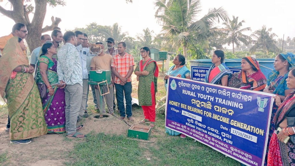 PuriKvk's tweet photo. @PuriKvk Rural Youth training on Scientific Beekeeping #entrepreneurship #incomegeneration @AtariKolkata @icarindia @OdishaUniversi1 https://t.co/oc8FH886uF