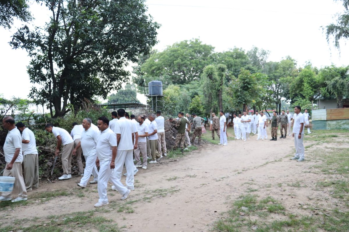 Special Campaign 5.0 cleaning drive at campus and barrack area of HQ/38 BN CRPF, Smailpur, Distt- Samba (J&amp;K). <a href="/crpfindia/">🇮🇳CRPF🇮🇳</a> <a href="/HMOIndia/">गृहमंत्री कार्यालय, HMO India</a> <a href="/PMOIndia/">PMO India</a> <a href="/PIBHomeAffairs/">PIB - Ministry of Home Affairs</a> <a href="/DARPG_GoI/">DARPG 🇮🇳</a>