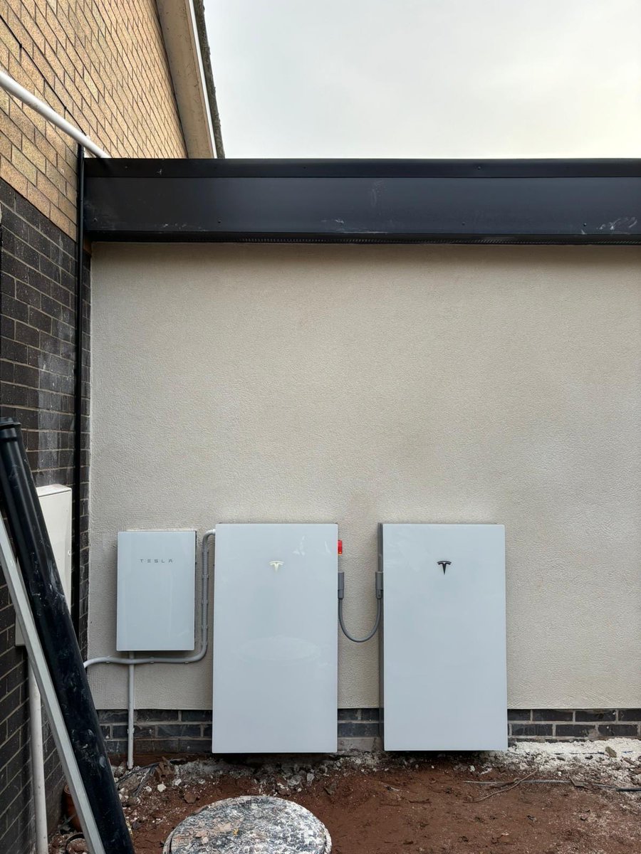 LtdSustain63081's tweet image. Our latest #solarPV and #TeslaPowerwall3 installation. Utilising the clients flat roof using #Esdec flat roof mounting system. Coupled with the superb Tesla Powerwall 3 and DC expansion pack. With 27kwh’s of storage this client is now off peak rate charging and only paying 7p for