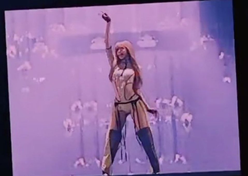 ARE YOU SEEING HER??? SHE'S SO HOT 😩

LISA ROARS KAOHSIUNG 
#DEADLINEinTaiwan_LISA 
#BLACKPINK_DEADLINE