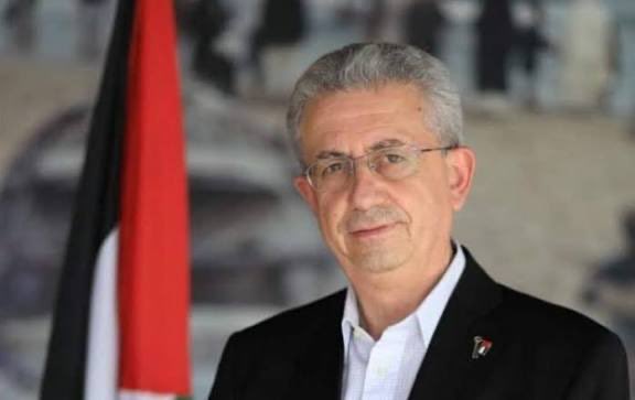 رجل وطني بامتياز..
ولاؤه لفلسطين وأرضها وشعبها ومقاومتها..
يبذل جهدًا إعلاميًا كبيرا ويواجه أشرس الصهـ.ـاينة الإعلاميين في شتى القنوات وبأكثر من لغة ويدحض ادعاءاتهم وسردياتهم بالحجة القوية والمنطق الرصين ويخرس ألسنتهم بالحزم والعزم..
#مصطفى_البرغوثي