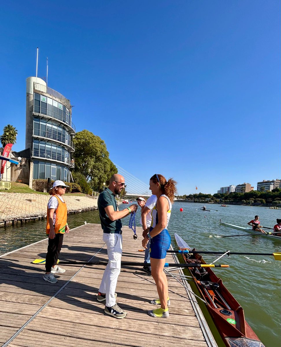 🚣🚣‍♀️ La 8ª #Sevilla International #Rowing Masters Regatta en <a href="/cartujacear/">Cartuja CEAR</a> nos trae una curiosa imagen

‼️ <a href="/mariolarus8/">Mariola Rus Rufino</a> recibiendo su medalla como vencedora de la categoría veterana de 2- del otro Dtor. Gral. de <a href="/DeporteAND/">Andalucía es Deporte</a> <a href="/gorkalerchundi/">Gorka Lerchundi</a> 💪💪💪

#AndalucíaElLugarDelDeporte
