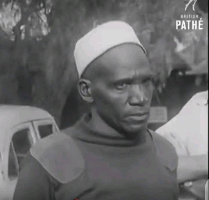 AfricanHub_'s tweet photo. Ndirangu, the colonial collaborator man who shot and arrested Dedan Kimathi a Kenyan freedom fighter. He died in 1986.

Ndirangu was rewarded with $30 by the colonial govt. He shot Dedan Kimathi in the leg, got him captured, was rewarded with $30 by the colonialist and he bought a bus in cash.

Bus was nicknamed "Muthimo wa Kimathi" was boycotted, he gave up and took the bus home which continued to attract attention.

He died a rejected man.
The earth reclaimed the bus.
His family is ashamed of his name, none of them use his name.
