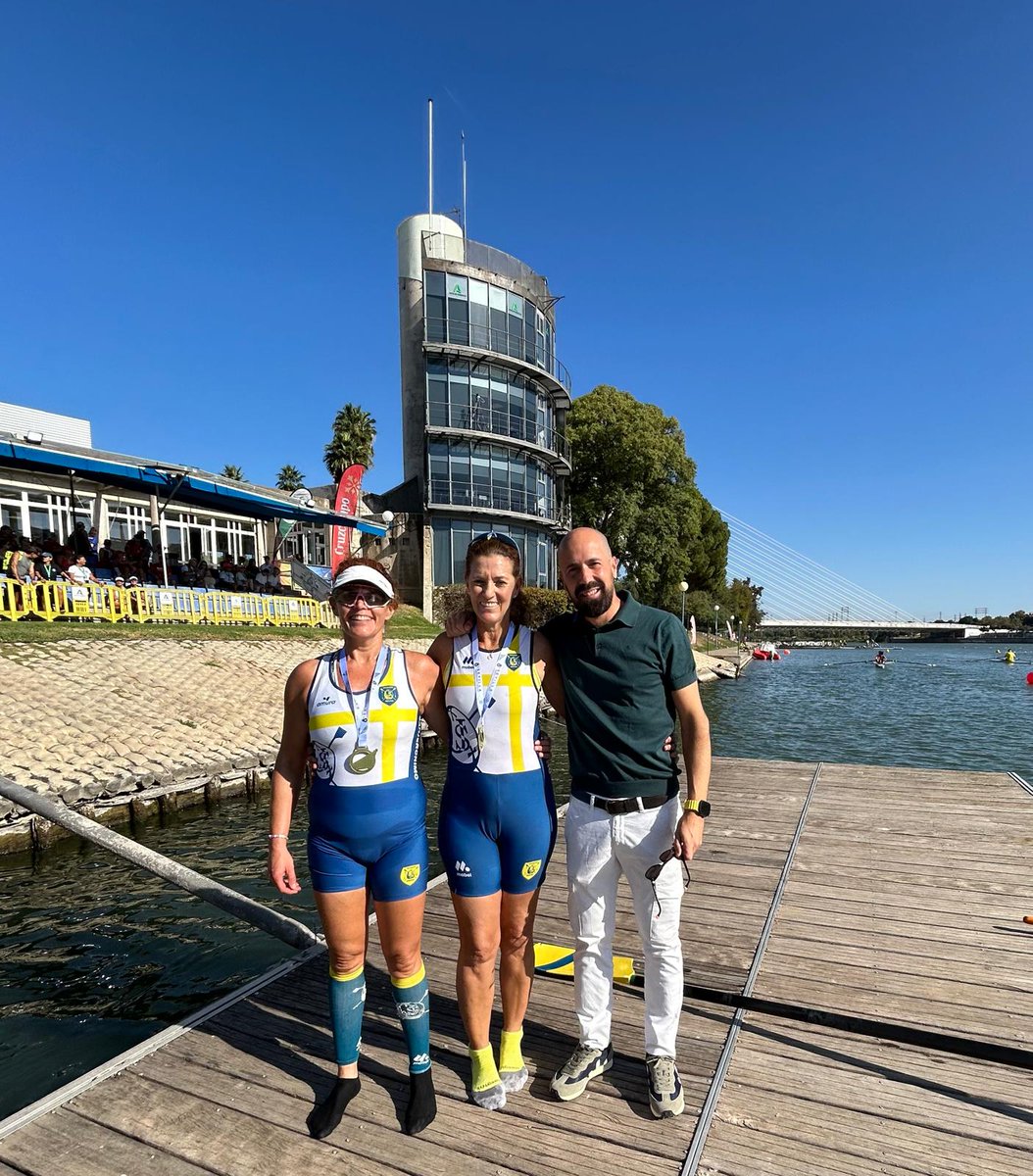 DeporteAND's tweet photo. 🚣🚣‍♀️ La 8ª #Sevilla International #Rowing Masters Regatta en @cartujacear nos trae una curiosa imagen

‼️ @mariolarus8 recibiendo su medalla como vencedora de la categoría veterana de 2- del otro Dtor. Gral. de @DeporteAND @gorkalerchundi 💪💪💪

#AndalucíaElLugarDelDeporte https://t.co/nj6Tr0hSQk