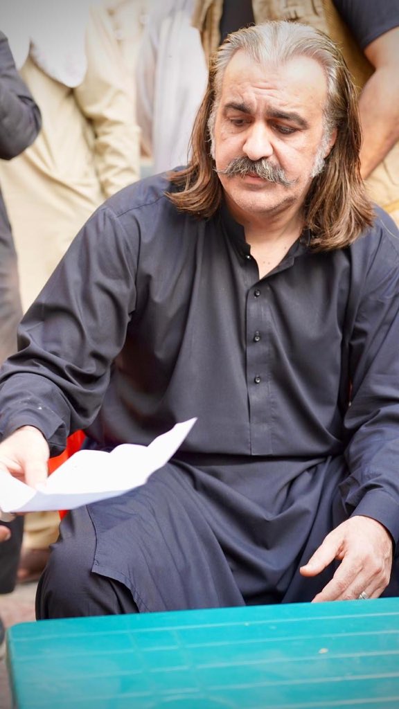 🚨علی امین خان گنڈہ پور اپنی رہائش گاہ پر عوامی مسائل سن رہے ہیں۔