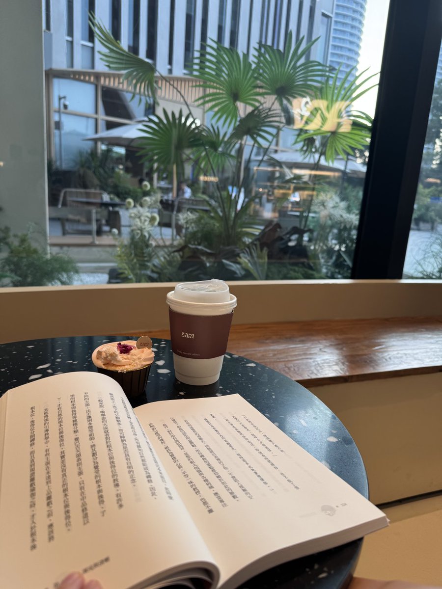 AxlvvWare's tweet image. 窓辺の静かな午後、甘いひと口と心に響く言葉で、そっと自分を整える時間📖🧁☕️