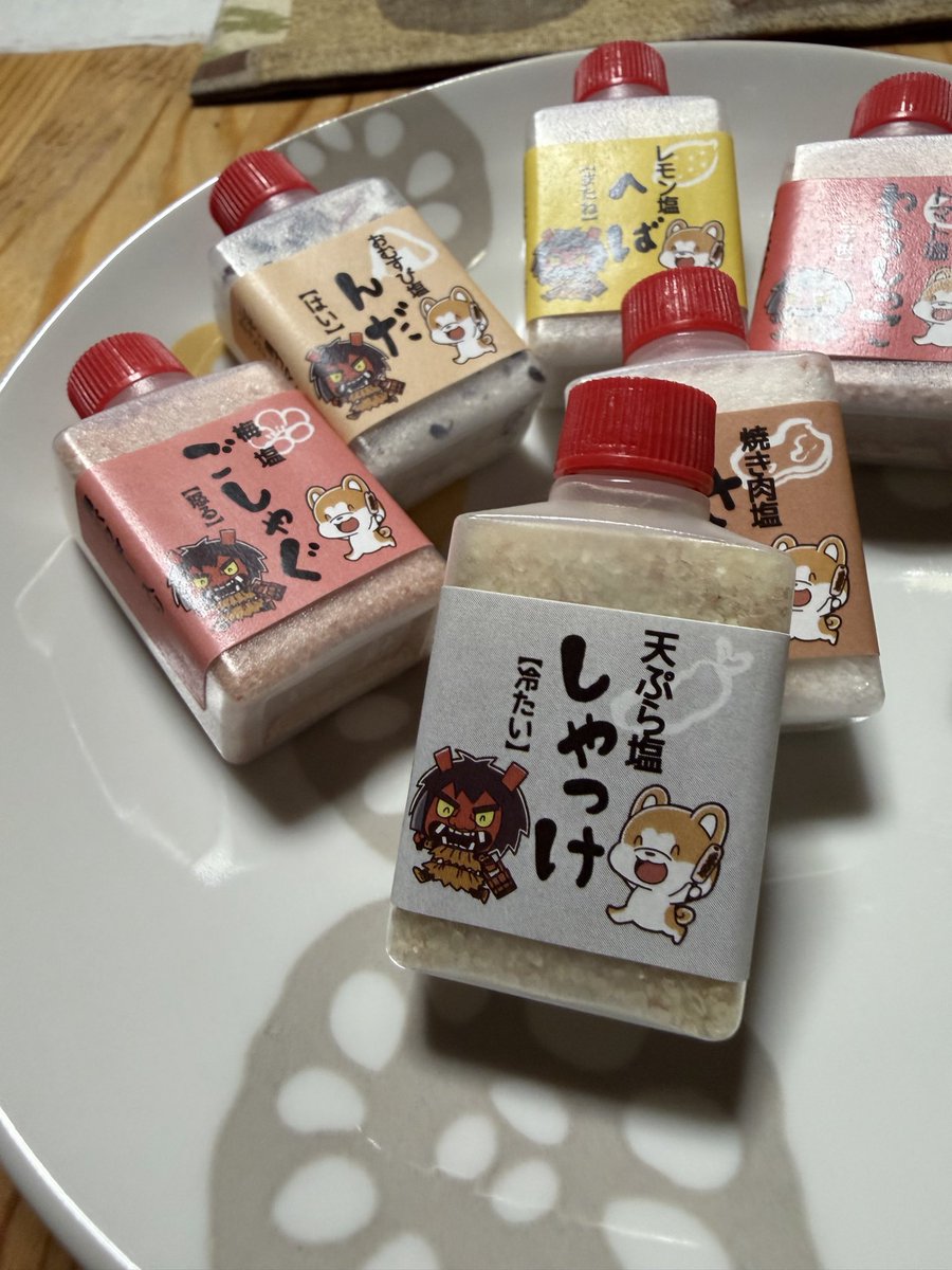 gPVCAPR3fo2sSDH's tweet image. 15thLIVEの時に秋田で買ったかわゆいお塩達🧂
今日は天ぷらにしたので､私は『しゃっけ』娘は色々試していました。
全部美味しい😋
秋田弁見ながらも楽しい🤓
#優🍓
#秋田弁のお塩