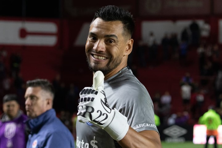 #AAAJ Sergio ROMERO  es el 2° jugador de más edad en debutar en <a href="/AAAJoficial/">Argentinos Juniors</a> (38 años, 7 meses y 25 días) por delante de Santiago SILVA (38a, 7m, 2d al momento de su 1er partido) y solo superado por José Luis CALDERÓN (39a, 3m, 7d al día de su 1er encuentro en el club).
