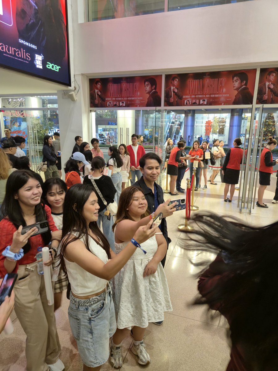 stannislb's tweet photo. "bakit ang dami. guys hindi ako ang magcoconcert ah"
direk kip dinumog ng fans hahaha #kiplings
WILL LIVE THE DREAM
#WillAshleyDreamConcert #WillAshey https://t.co/IyPjuFCs1d