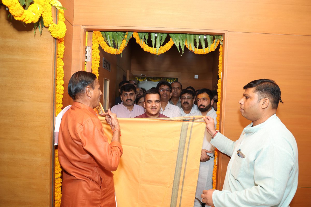 sanghaviharsh's tweet image. आज धनतेरस के शुभ एवं पावन अवसर पर नए पद का कार्यभार ग्रहण किया।
पूजा-अर्चना कर ईश्वर एवं सभी वरिष्ठजनों का आशीर्वाद प्राप्त किया।
नई ऊर्जा, नए संकल्प और पूर्ण समर्पण के साथ प्रदेश की सेवा के लिए प्रतिबद्ध हूँ।