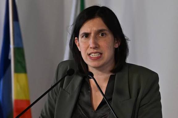 La Schlein continua a ripetere che in Italia, con la destra al governo, sarebbero a rischio libertà e democrazia. Una bufala colossale. In un Paese dove si sciopera ogni settimana, dove giornali e talk show sono dominati da voci di sinistra che attaccano il governo a ogni