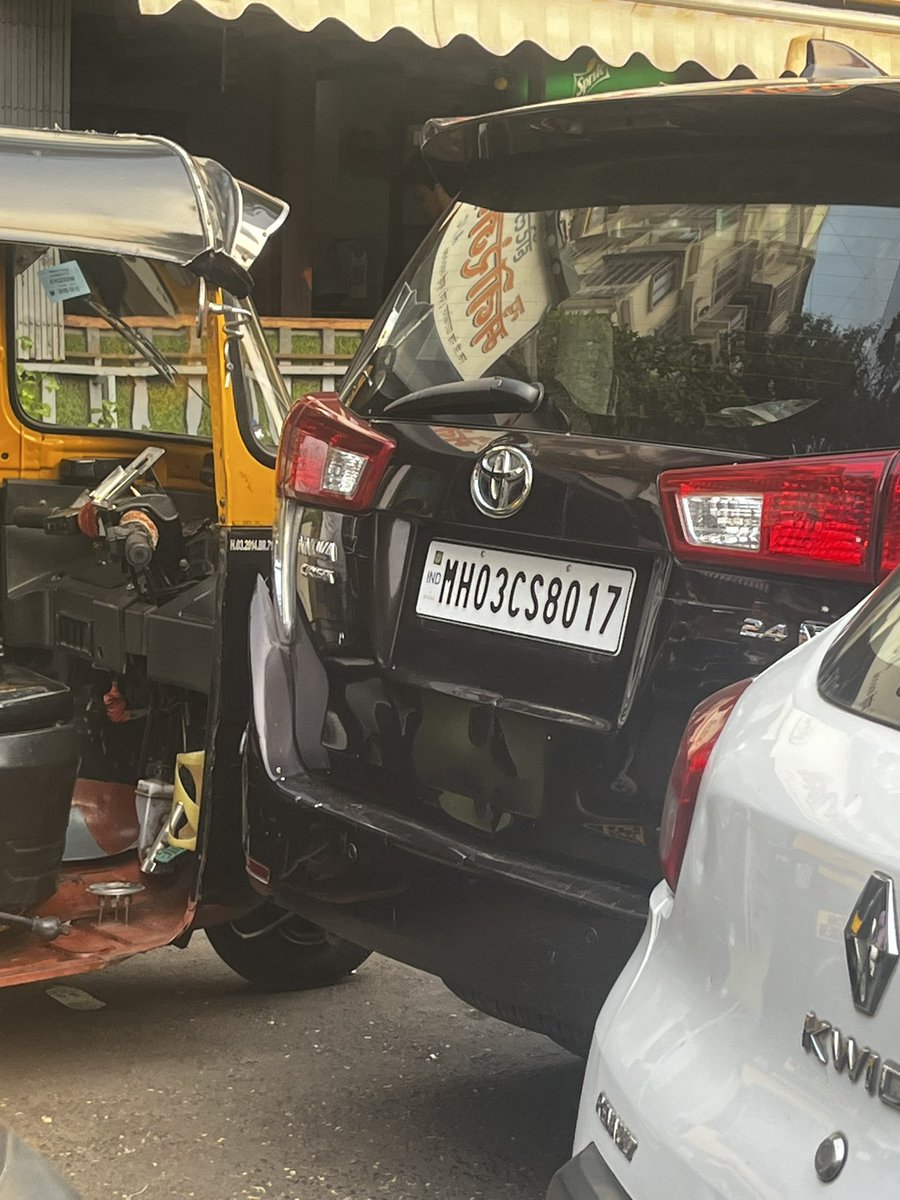 nikhill16's tweet photo. Ghatkopar east MG road, all vehicle parked in middle result in heavy traffic  and chaos @MumbaiPolice @mybmc https://t.co/gtWKvrdHZr