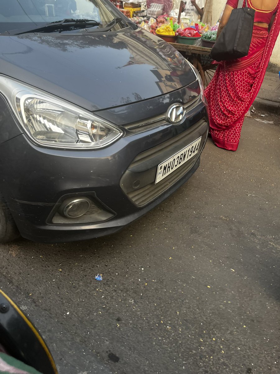 nikhill16's tweet photo. Ghatkopar east MG road, all vehicle parked in middle result in heavy traffic  and chaos @MumbaiPolice @mybmc https://t.co/gtWKvrdHZr