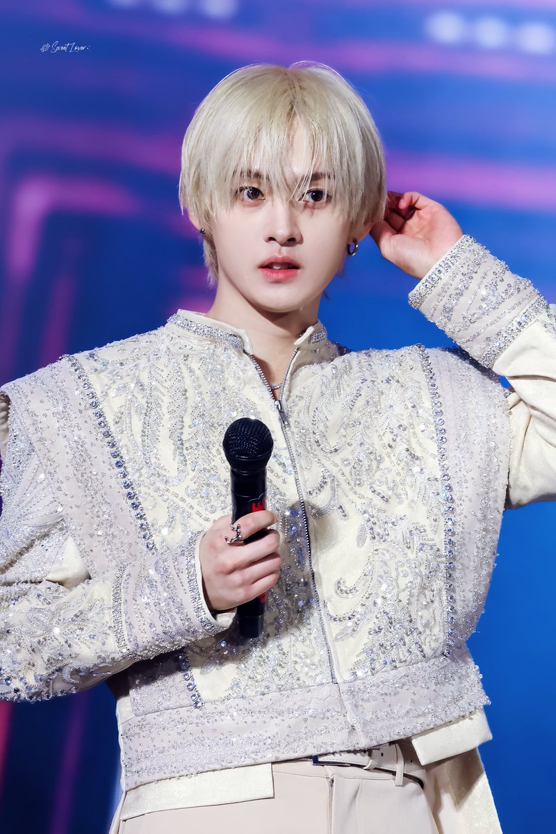 SweetLover_1025's tweet photo. 251018  celebrATE D1 

#Straykids #스트레이키즈  
#Leeknow #리노 https://t.co/eBJGknymun