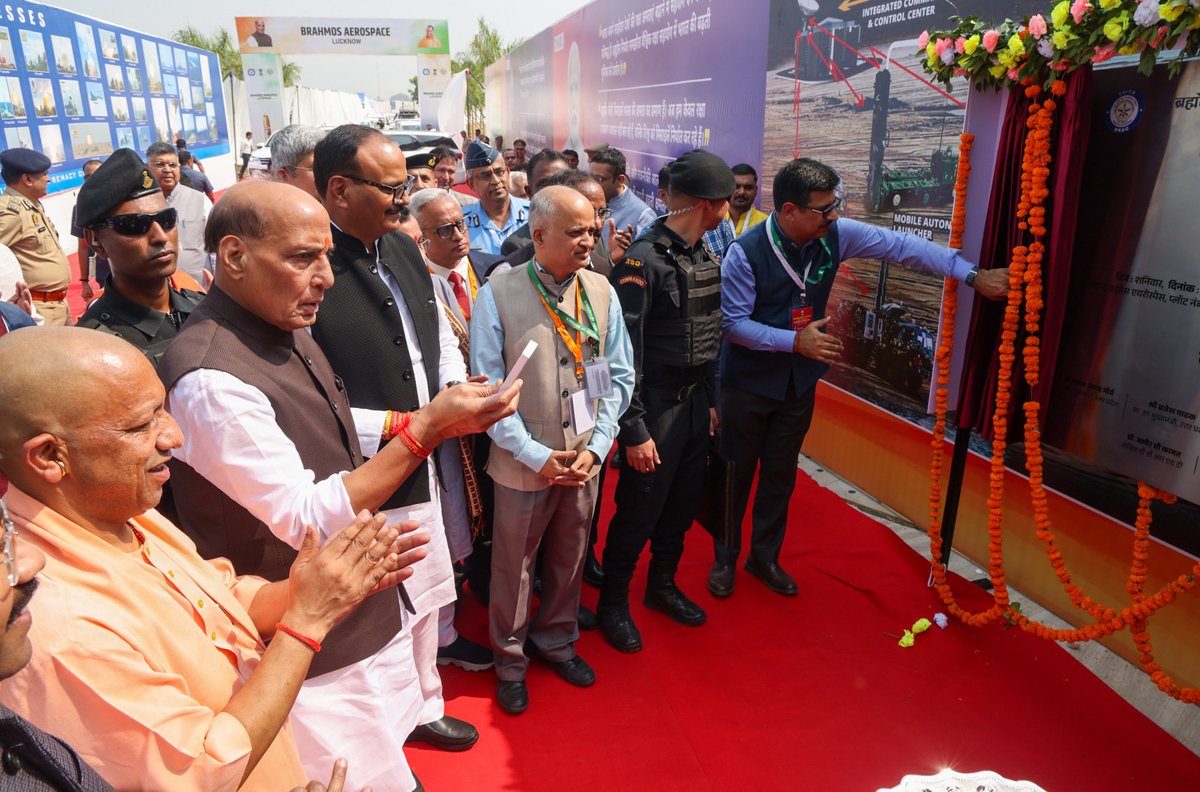 rajnathsingh's tweet image. Flagged-off the first batch of BrahMos missiles manufactured at the BrahMos Integration and Testing Facility Centre in Lucknow.

BrahMos is not just a missile, but also a symbol of the growing indigenous capabilities of the nation. The missile features a traditional warhead and…