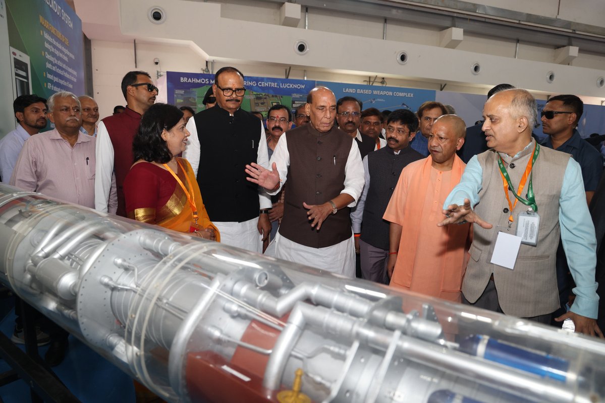 rajnathsingh's tweet image. Flagged-off the first batch of BrahMos missiles manufactured at the BrahMos Integration and Testing Facility Centre in Lucknow.

BrahMos is not just a missile, but also a symbol of the growing indigenous capabilities of the nation. The missile features a traditional warhead and…