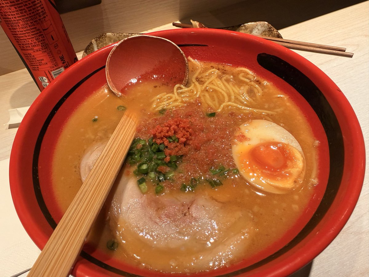 jimmy_tsui's tweet image. 我不介意在香港吃一碗好吃的拉麵要 $120～$140，
但我真的很介意菜單寫 $128，結帳卻變成「加 10%」，實收 $141。
而且重點是——到底有什麼服務？連點餐都要自己掃 #QRcode 下單。

#拉麵 #香港美食 #服務費 #自己掃碼點餐