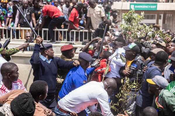 swiftpub's tweet image. UPDATE: Dozens of people have been injured at a memorial event in Kenya’s western city of Kisumu as huge crowds gathered to view the body of revered former Prime Minister Raila Odinga.
Odinga’s body was today transported to Kisumu, a city in western Kenya on the shores of Lake…