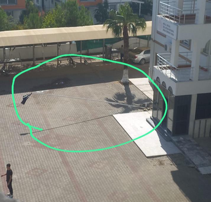 muglasende's tweet photo. Muğla Ortaca’da Okul Bahçesinde Bayrak Direği Düştü! Öğrenciler Şans Eseri Bahçede Değildi. https://t.co/s8JfGcsgbo