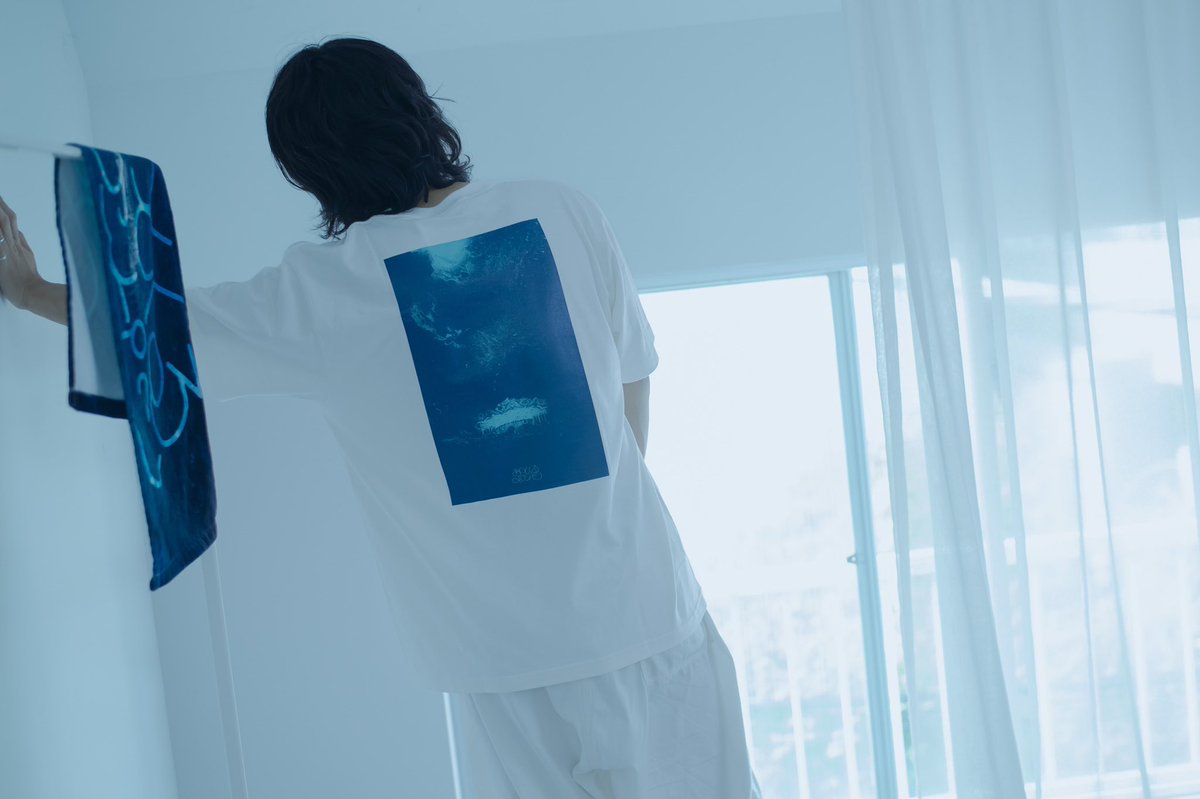 OisicleMelonpan's tweet photo. おいしくるメロンパン「bouquet tour - never ending blue -」ツアーグッズ着画公開📸

🔹never ending blue Tシャツ（ホワイト / ネイビー） 
🔹海中ラバーバンド
🔹プールサイドラバーバンド

designed by @Godstick

photo by @n_t_m_080725

▼Instagramにて着画公開中🎠
https://t.co/1hzj6sLYxu https://t.co/xgM6C58oRr