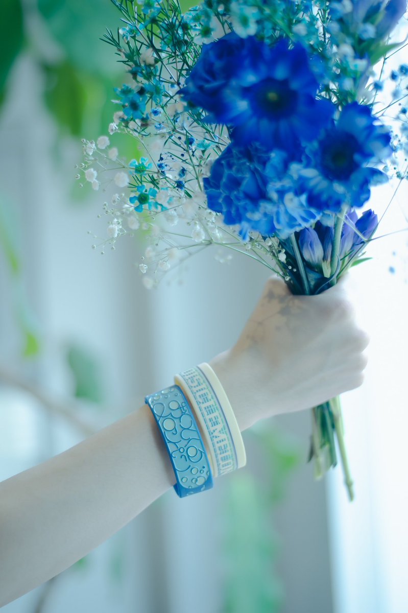 OisicleMelonpan's tweet photo. おいしくるメロンパン「bouquet tour - never ending blue -」ツアーグッズ着画公開📸

🔹never ending blue Tシャツ（ホワイト / ネイビー） 
🔹海中ラバーバンド
🔹プールサイドラバーバンド

designed by @Godstick

photo by @n_t_m_080725

▼Instagramにて着画公開中🎠
https://t.co/1hzj6sLYxu https://t.co/xgM6C58oRr