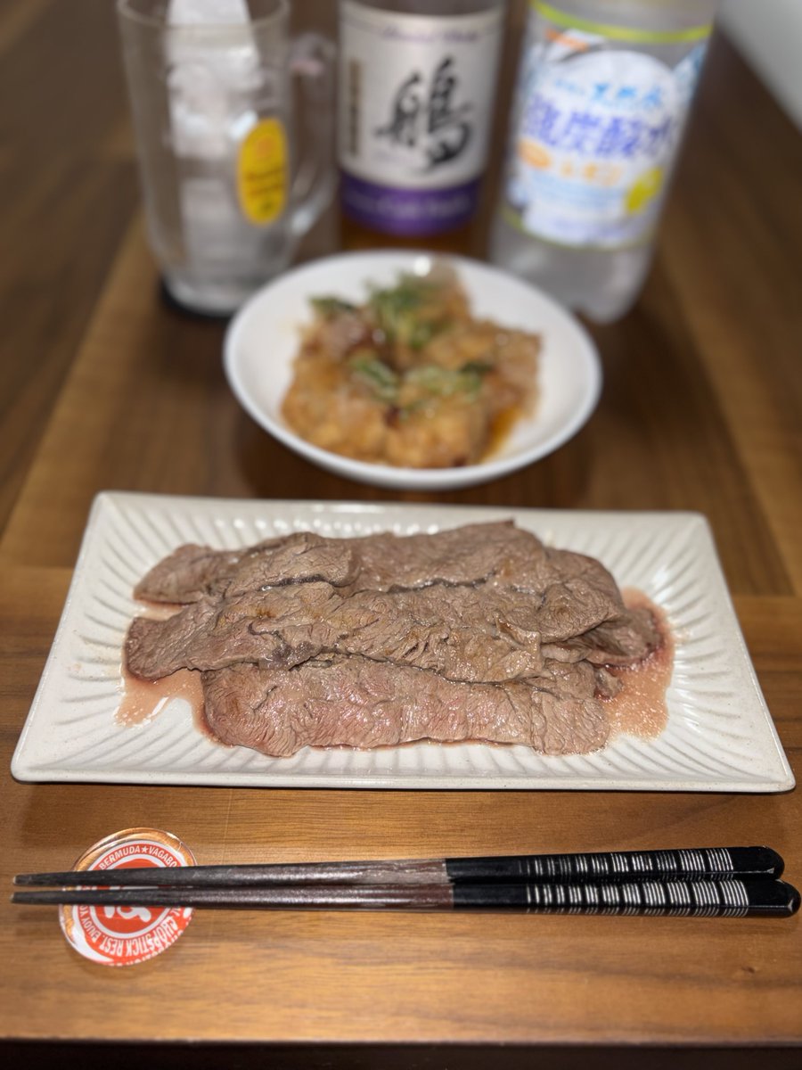 今週は貨物量は程々なんですが涼しくなってきたので殺虫剤の返品が爆増で相変わらずヒャッハーゆーとります。
そんなこんなでやっとの土曜日。ミスジの焼肉と揚げ出し豆腐でハイボールをいただきまーす。
皆さん今週とド疲れ様でしたー。乾杯ザンスよ！
#バミューダ箸置き活用法