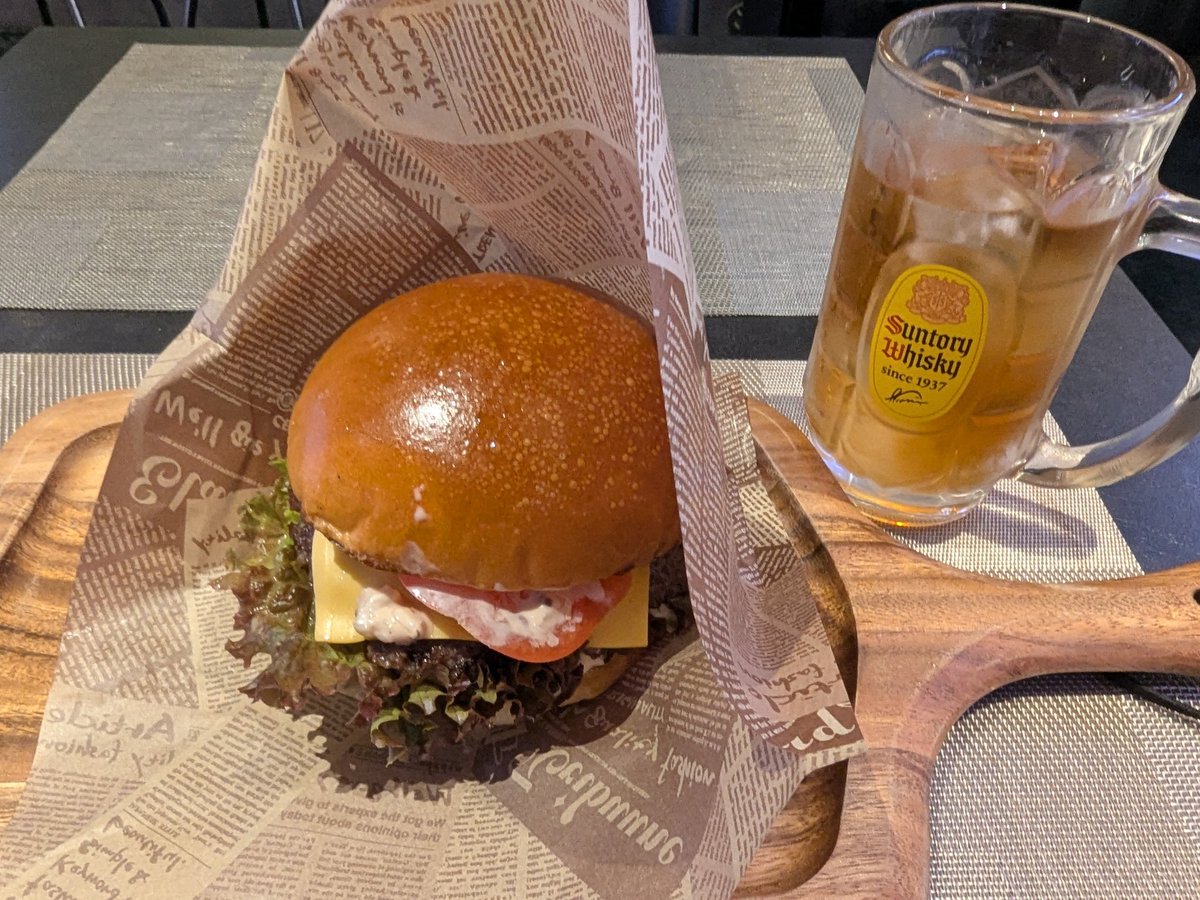 imachan900921's tweet image. バルウォーク2軒目🍻

Sun＆moon
ウーロン茶＋タコスバーガー

ボリュームあるバーガーの肉汁がすごかった
カレーもやってるみたいなのでまた行かねば