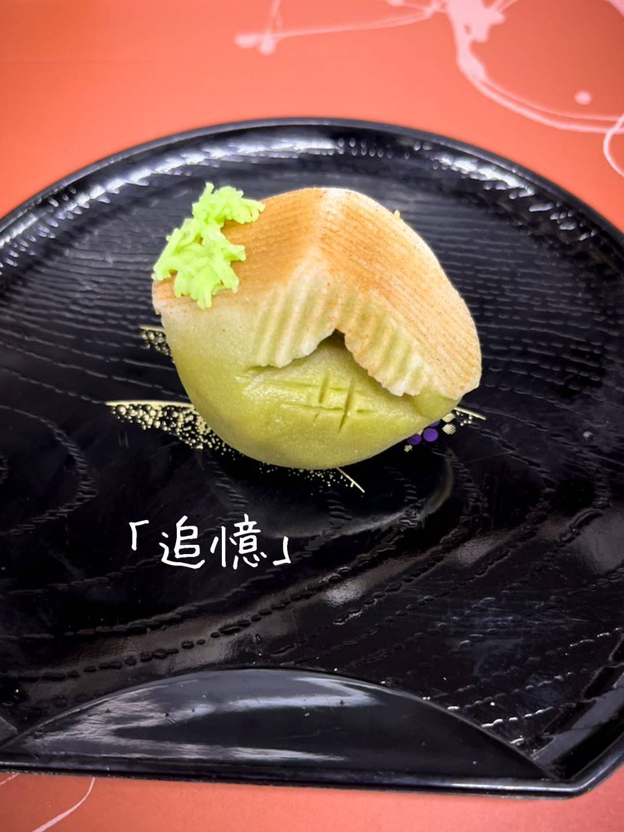 ついに「廃墟和菓子」が完成！
#廃墟博覧会 の廃墟カフェのメニューになります。

創業95年の和菓子屋の職人さんが作ってくださった美しい作品✨

「残滓」
コンクリを思わせる浮島と呼ばれる餡と蒸しカステラの組み合わせ。

「追憶」
滑らかな口触りの和菓子の王道「練り切り」で廃屋を繊細に表現。