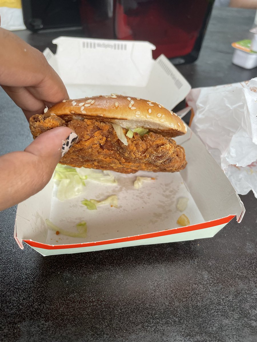 MizzKrish's tweet image. What kind of burger is this ?? I didn’t even order a bunless burger #McSpicy #bunless @McDonaldsUK