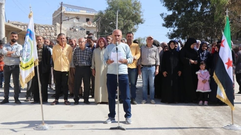 Rojava_Gundemi_'s tweet image. 📍Halep&apos;in Eşrefiye mahallesine bağlı Benî Zeyd bölgesi halkı, ambargonun kaldırılması, yakıt ve ilaçların geçişine izin verilmesi, sivillere yönelik saldırıların durdurulması, yollardaki toprak setlerinin kaldırılması ve bu ihlali işleyen sorumlularının hesap sorulmasını istedi.