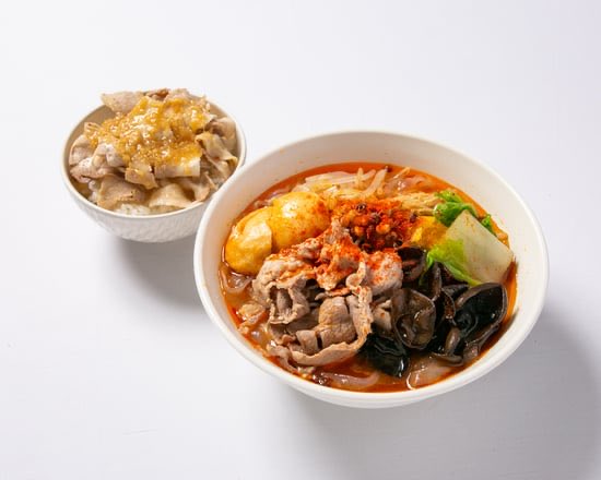 NamateT's tweet photo. 体温めるのにスパイシーな，，
プルプルアツアツの豚バラ肉又は水餃子をトッピングした麻辣湯
13種類以上のスパイスを調合したオリジナル麻辣醤をふんだんに使用
スパイスの風味と濃厚な牛骨の旨みがきいた麻辣スープは絶品
コシの強い中太の平麺の春雨に、濃厚なスープが絡んで箸が止まりません https://t.co/aN2LnNSiqv