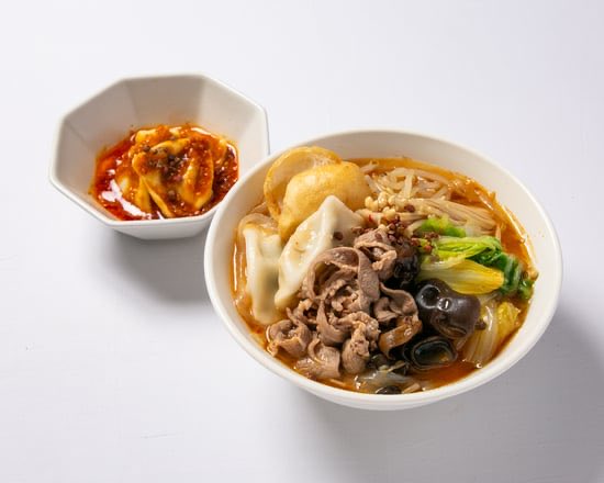 NamateT's tweet photo. 体温めるのにスパイシーな，，
プルプルアツアツの豚バラ肉又は水餃子をトッピングした麻辣湯
13種類以上のスパイスを調合したオリジナル麻辣醤をふんだんに使用
スパイスの風味と濃厚な牛骨の旨みがきいた麻辣スープは絶品
コシの強い中太の平麺の春雨に、濃厚なスープが絡んで箸が止まりません https://t.co/aN2LnNSiqv