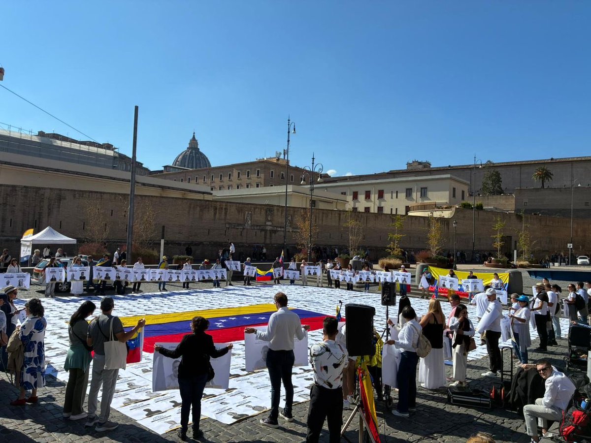 Gbastidas's tweet photo. Venezolanos toman Roma, en la víspera de la canonización del Dr. José Gregorio Hernández y la Madre Carmen Rendiles exigen la liberación de todos los presos políticos secuestrados por la narcotiranía de Maduro. https://t.co/CurCUeyuQ1