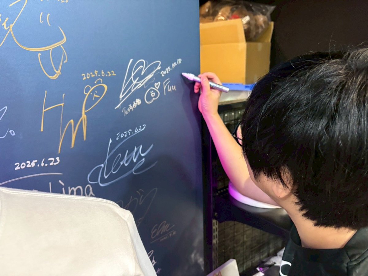 #KEIOeステ 放送ブースからお客さんたちのお顔がたくさん見えて、笑ってくださったり頷いてくださるのが嬉しかったです😆✨はるみーくんとポカおじも遊びにきてくれました！ <a href="/nekogasuki_0220/">はるみー</a>