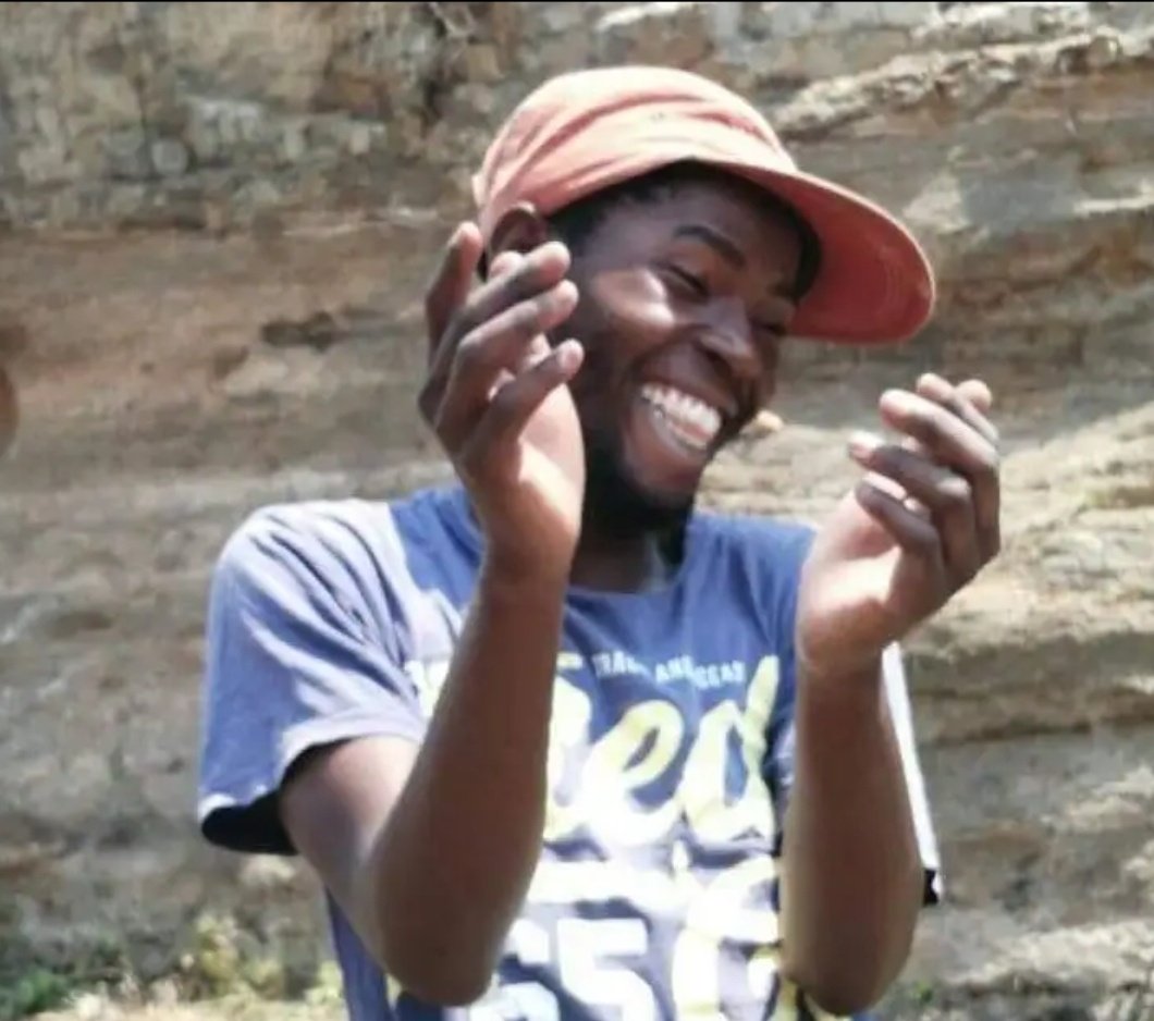 devmalcolm's tweet image. The speed of viewing Baba&apos;s body in kisumu right now.Ata view once haikuwangi hivi.Watu wanapitishwa mbio kama Gari ya miraa 😂😂