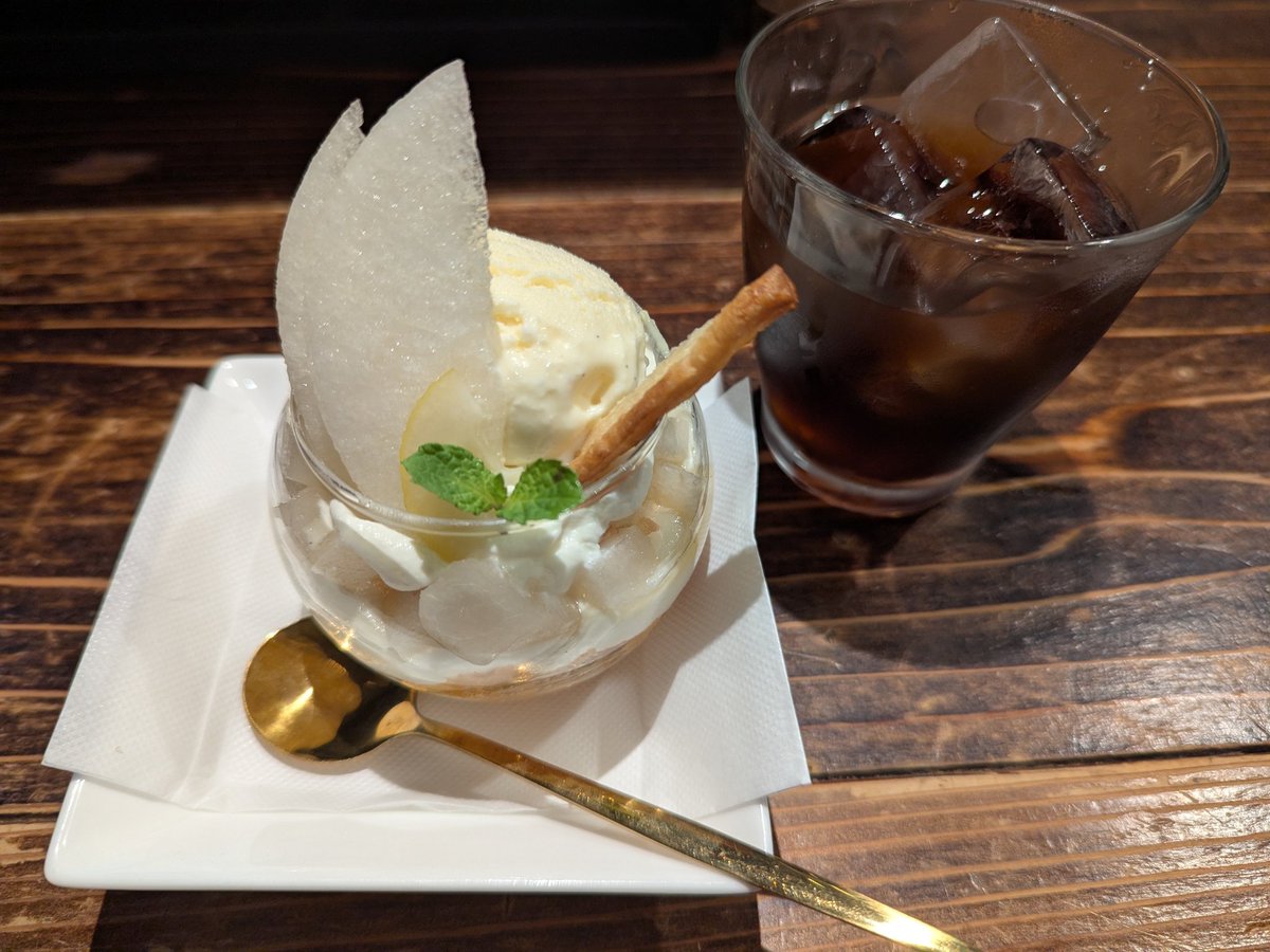 imachan900921's tweet image. バルウォーク5軒目🍻

Okada dining &amp;amp; Café sweets HAKATA
アイスコーヒー＋熊本県産和梨〝秋月〟のパフェ

締めはやっぱ甘いものが欲しくなる！
この時期にぴったりのデザート食べれて満足