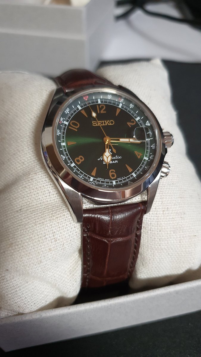 첫 시계를 샀다
난 이제 행복한 거지다