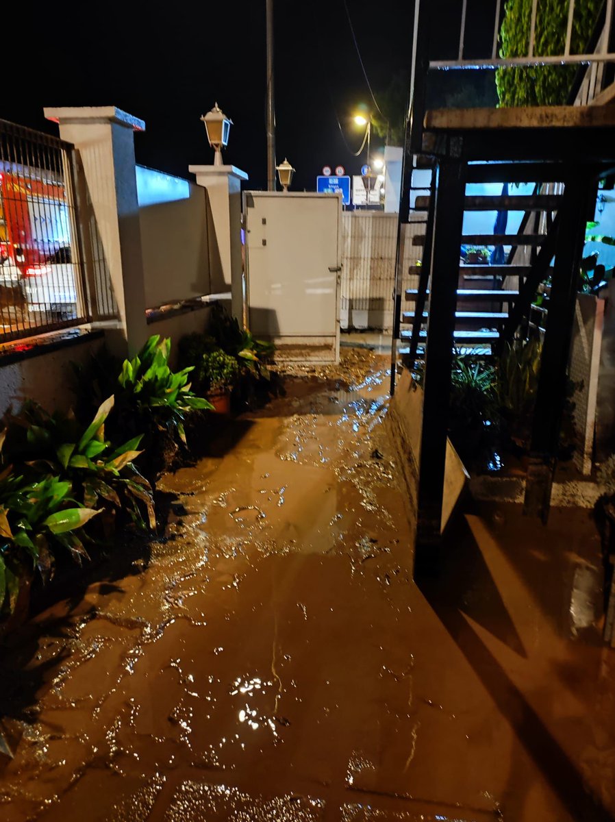 A Les Botigues de Sitges, tocant a Castelldefels, a l'est del Garraf, 63 mm en poca estona i inundació d'alguns carrers. <a href="/3CatInfoelTemps/">3CatInfo El temps</a> <a href="/meteocat/">Meteocat</a>