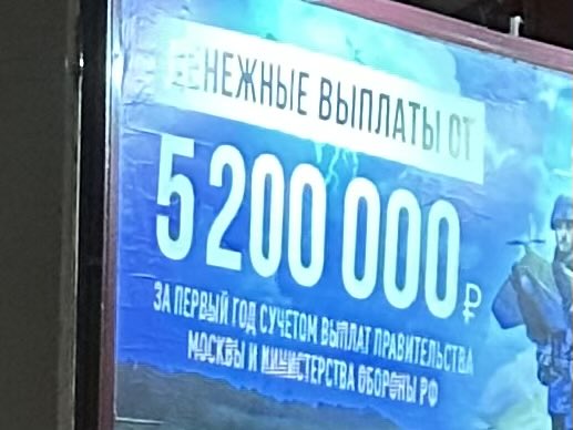 На реддите встречал посты, что чуваки покупают iphone 6, меняют батарейку и используют как фотик. А дальше 9, утверждают, все дотягивается алгоритмами и ии. 
Вот. Казалось бы фото ночью было резким клевым. Увеличил и нет сомнения почему резкое, так как оно доведенное. См детали