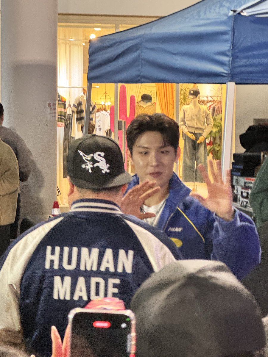 charming_wanna's tweet photo. 오늘 반차를 못써서 퇴근 후 겨우 마지막 곡만 봄 ㅠㅠ 라페 집앞인데..진짜 가까운데 하필 오늘 근무라니 ㅠㅠ 그래도 잠깐이라도 봐서 다행이다 #ab6ix #박우진 https://t.co/qQrLO8vYar