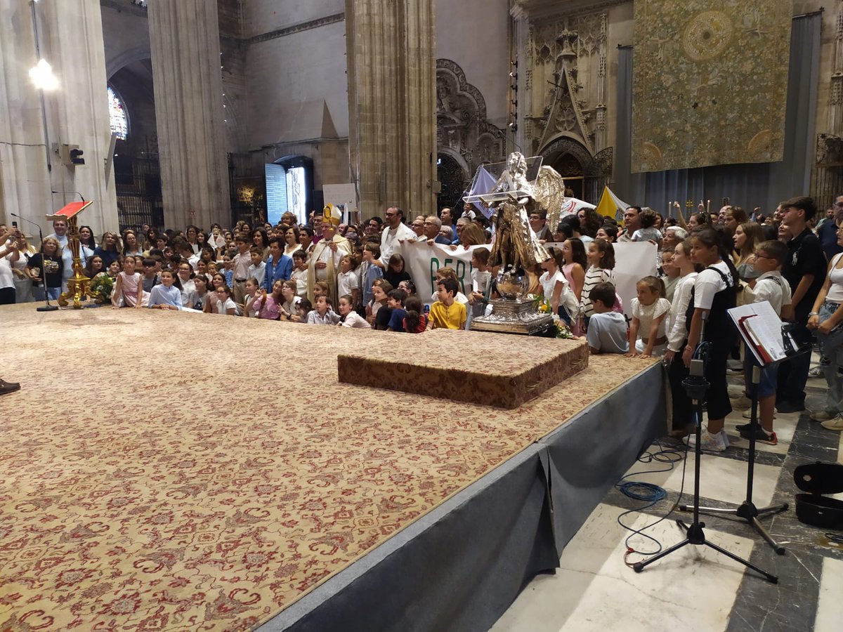 Hoy las niñas y niños de la Diócesis nos hemos unido para celebrar el Jubileo junto a nuestro Arzobispo. Celebramos con alegría que Dios nos quiere. El Jubileo es alegría, es perdón y amistad.